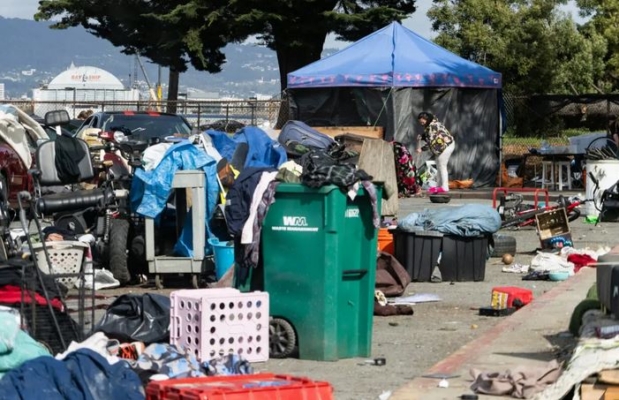 Un campamento de personas sin hogar en Oakland, California, el 25 de marzo de 2024. (John Fredricks/The Epoch Times)