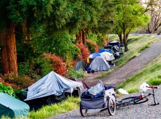 Un campamento de personas sin hogar cerca de la calle Jibboom, detrás de un motel en Sacramento, California, el 8 de abril de 2024. (Travis Gillmore/The Epoch Times)