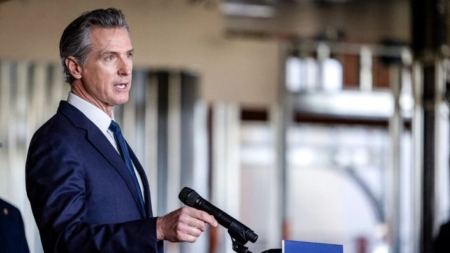 Gobernador Newsom ordena retirar los campamentos de indigentes considerados inseguros