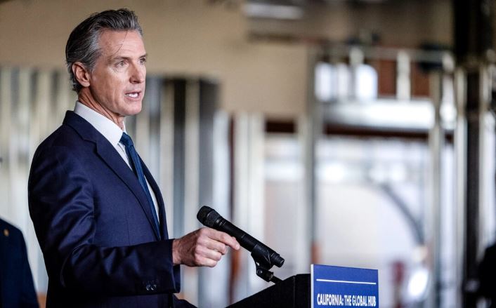 El gobernador de California Gavin Newsom habla en Los Ángeles, California, el 3 de enero de 2023. (John Fredricks/The Epoch Times)