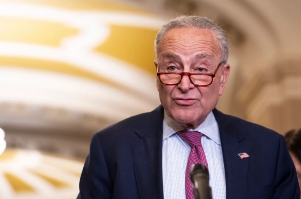 El senador Chuck Schumer (D-N.Y.) habla durante la rueda de prensa semanal del Senado en el edificio del Capitolio de EE.UU. en Washington el 9 de julio de 2024. (Madalina Vasiliu/The Epoch Times)