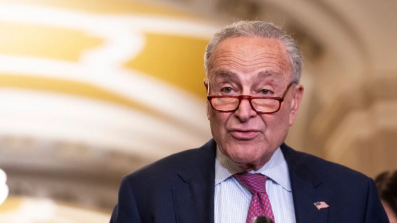 El senador Chuck Schumer (D-N.Y.) habla durante la rueda de prensa semanal del Senado en el edificio del Capitolio de EE.UU. en Washington el 9 de julio de 2024. (Madalina Vasiliu/The Epoch Times)