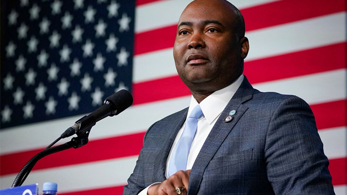 Jaime Harrison, presidente del Comité Nacional Demócrata (DNC) habla en su reunión de invierno en Filadelfia, Pensilvania, el 4 de febrero de 2023. (Timothy A. Clary/AFP vía Getty Images)
