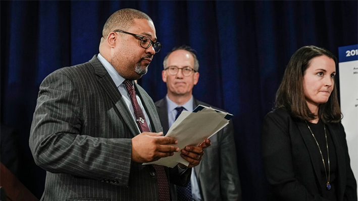 El fiscal del distrito de Manhattan, Alvin Bragg (I), se aleja tras hablar con los medios después de que un jurado declarara culpable al expresidente Donald Trump de falsificar registros comerciales en Nueva York el 30 de mayo de 2024. (Seth Wenig/Foto AP)