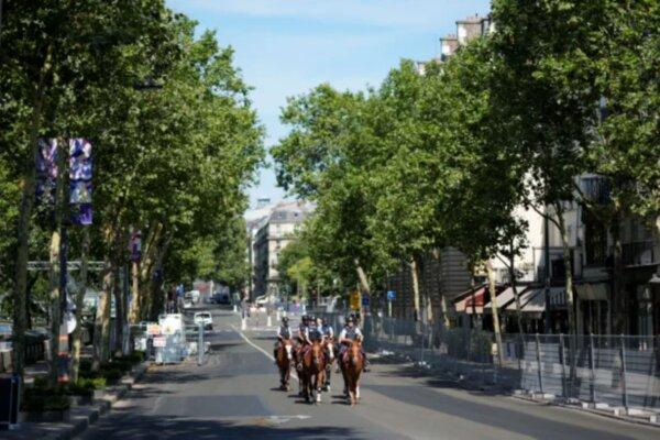 Agentes de policía montados patrullan dentro del perímetro de seguridad establecido para los Juegos Olímpicos de París, el 18 de julio de 2024, en París. (David Goldman/Foto AP)