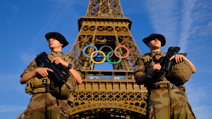 Soldados patrullan en una calle frente a la Torre Eiffel antes de los Juegos Olímpicos de París 2024, en París, Francia, el 21 de julio de 2024. (Stefan Wermuth/Reuters)
