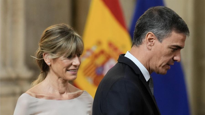 Fotografía de archivo, del 19 de junio de 2024, del presidente del Gobierno epañol, Pedro Sánchez, junto a su mujer Begoña Gómez, a su llegada a un acto público. EFE/Borja Sánchez-Trillo