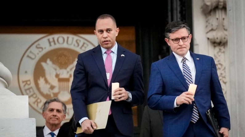 El líder de la minoría en la Cámara de Representantes, Hakeem Jeffries (izq.), y el presidente de la Cámara, Mike Johnson, en el Capitolio de EE.UU. el 7 de noviembre de 2023. (Drew Angerer/Getty Images)