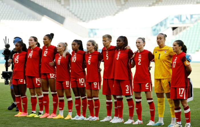 La selección femenina de fútbol de Canadá se alinea durante los himnos nacionales antes del partido con Nueva Zelanda el 25 de julio de 2024. (Reuters/Thaier Al-Sudani)