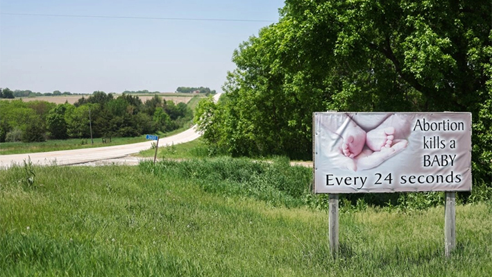 Un signo provida se ve en un borde de la carretera en Agnew, Nebraska, el 14 de mayo de 2024. (Charly TRIBALLEAU / AFP)
