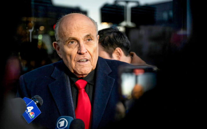 Rudy Giuliani habla con miembros de los medios de comunicación en Manchester, New Hampshire, el 21 de enero de 2024. (Brandon Bell/Getty Images)