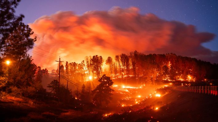 Fotografía de larga exposición, del incendio Park que avanza en la autopista 32 en la comunidad de Forest Ranch del condado de Butte, California, el jueves 25 de julio de 2024. (Foto AP/Noah Berger)