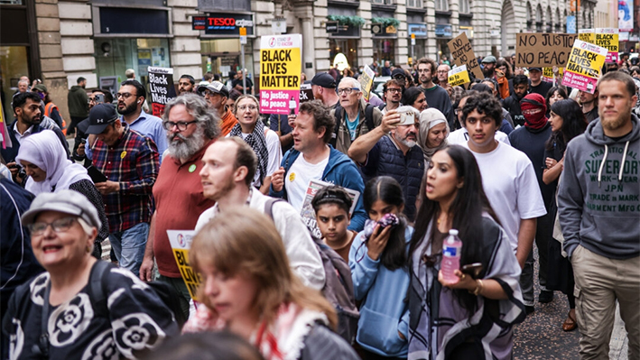 Manifestación de Stand Up to Racism en Manchester tras la suspensión de un agente de policía por un video en el que aparecía pateando a un hombre mientras yacía en el suelo el 25 de julio de 2024. (James Speakman/PA Wire)
