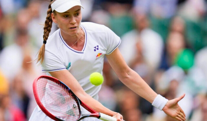 Elena Rybakina de Kazajstán juega un resto de derecha a Elina Svitolina de Ucrania durante su partido de cuartos de final en el campeonato de tenis de Wimbledon en Londres el 10 de julio de 2024. (Kirsty Wigglesworth/AP Foto)