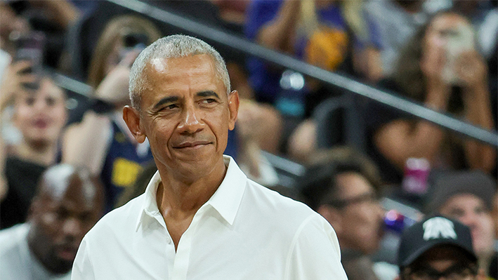 El expresidente estadounidense Barack Obama asiste a un partido de exhibición entre Canadá y Estados Unidos previo a los Juegos Olímpicos de París en el T-Mobile Arena el 10 de julio de 2024 en Las Vegas, Nevada. (Ethan Miller/Getty Images)