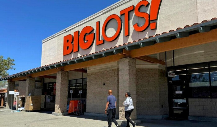 Un cartel frente a una tienda Big Lots en Hercules, California, el 7 de junio de 2024. (Justin Sullivan/Getty Images)