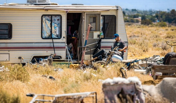 Una persona sin hogar vive en una vieja casa rodante que se encuentra en el desierto de Mojave, cerca de Lancaster, California, el 10 de julio de 2024. (John Fredricks/The Epoch Times).