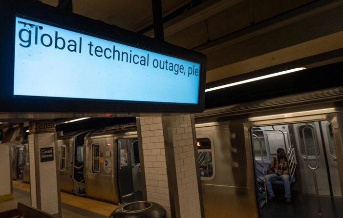 Una pantalla informativa informa a los viajeros de que la información sobre trenes no está disponible debido a un apagón técnico global, en la estación de metro de Canal Street, en Nueva York, el 19 de julio de 2024. (Adam Gray/Getty Images)