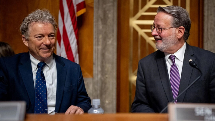 El presidente de la Comisión de Seguridad Nacional y Asuntos Gubernamentales, Gary Peters (D-Mich), y el senador Rand Paul (R-Ky.), miembro principal de la misma, llegan antes de que el secretario de Seguridad Nacional, Alejandro Mayorkas, testifique en el Capitolio, en Washington, el 18 de abril de 2024. (Andrew Harnik/Getty Images)
