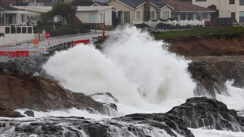 Las olas del Océano Pacífico rompen cerca de las casas el 11 de enero de 2023 en Santa Cruz, California. (Mario Tama/Getty Images)