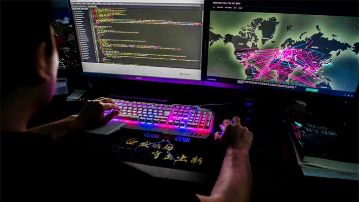 En esta foto de archivo, un hacker no identificado utiliza un sitio web que supervisa los ciberataques globales, en Dongguan, provincia de Guangdong, China, el 4 de agosto de 2020. (Nicolas Asfouri/AFP vía Getty Images)