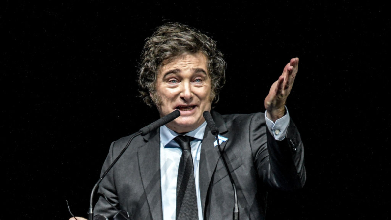 El presidente de Argentina Javier Milei habla durante la presentación de su nuevo libro 'Capitalismo, Socialismo y La Trampa Neoclasica' en el Luna Park el 22 de mayo de 2024 en Buenos Aires, Argentina. (Marcelo Endelli/Getty Images)