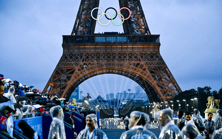 Las delegaciones llegan al Trocadero durante la ceremonia de apertura de los Juegos Olímpicos de París 2024, en París, el 26 de julio de 2024. (Loic Venence/Pool/AFP vía Getty Images)