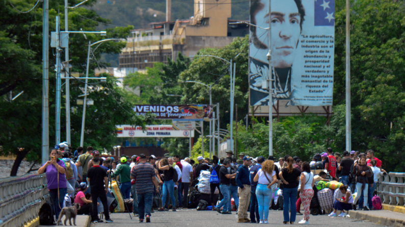 La gente se para frente a los miembros de la Guardia Nacional de Venezuela en el puente internacional Simón Bolívar después del cierre de la frontera en Villa del Rosario, en la frontera entre Colombia y Venezuela, el 26 de julio de 2024. (Schneyder Mendoza/AFP vía Getty Images)