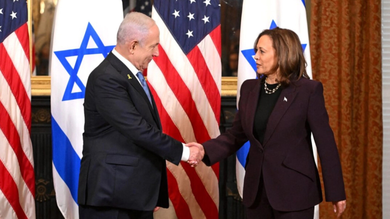 La vicepresidenta estadounidense Kamala Harris se reúne con el primer ministro israelí Benjamin Netanyahu en el despacho ceremonial de la vicepresidenta en el Edificio de Oficinas Ejecutivas Eisenhower en Washington, DC, el 25 de julio de 2024. (ROBERTO SCHMIDT/AFP)