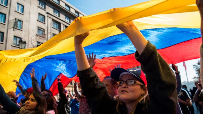 Venezolanos residentes en Santiago protestan contra las elecciones presidenciales venezolanas y exigen la liberación de los presos políticos, en el Paseo Bulnes, frente al palacio presidencial de La Moneda, en la capital chilena, el 20 de mayo de 2018. (Martin Bernetti/AFP vía Getty Images)