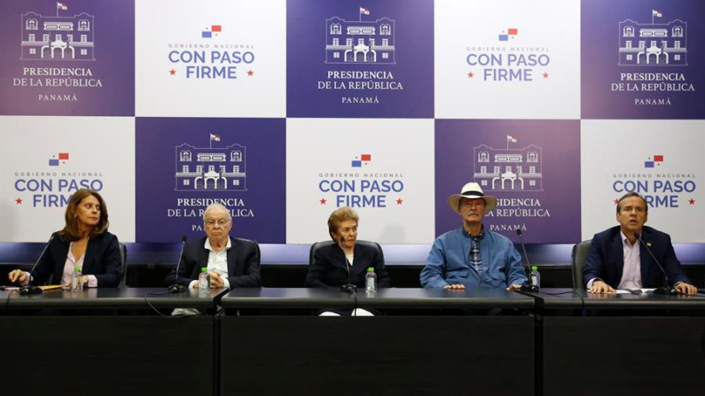 Desde la izquierda, la exvicepresidenta colombiana Martha Lucía Ramírez, y los expresidentes el costarricense Miguel Ángel Rodríguez, la panameña Mireya Moscoso, el mexicano Vicente Fox y el boliviano Jorge Quiroga durante una declaración este viernes 26 de julio de 2024, en la Ciudad de Panamá (Panamá). EFE/ Bienvenido Velasco