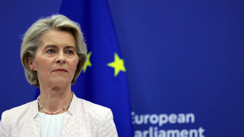 Ursula von der Leyen se dirige a los medios de comunicación durante una rueda de prensa en Estrasburgo, Francia, el 18 de julio de 2024. (Johannes Simon/Getty Images)