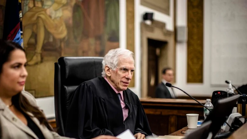 El juez de la Corte Suprema de Nueva York Arthur Engoron preside el juicio por fraude del expresidente Donald Trump en la Corte Suprema de Nueva York el 3 de octubre de 2023. (Dave Sanders/Pool vía AP)
