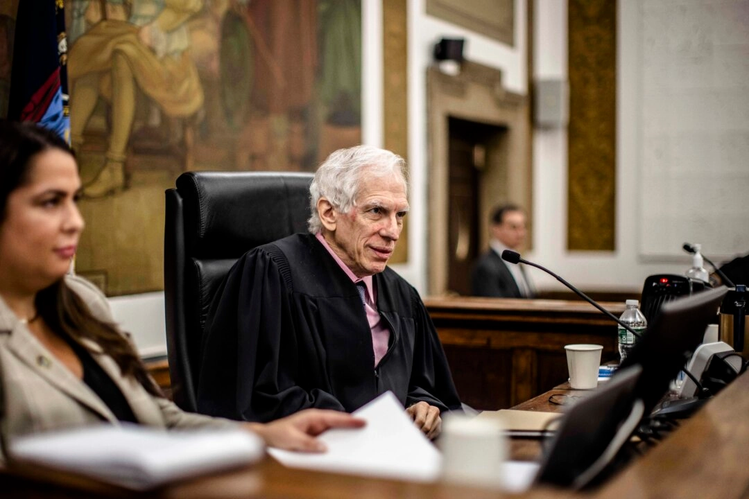 Juez Engoron rechaza apartarse del caso Trump pese a polémica con abogado
