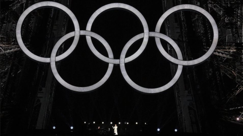 La cantante canadiense Céline Dion actúa delante de la Torre Eiffel durante la ceremonia de inauguración de los Juegos Olímpicos de París 2024 en París, Francia, el 26 de julio de 2024. (Xu Chang-Pool/Getty Images)