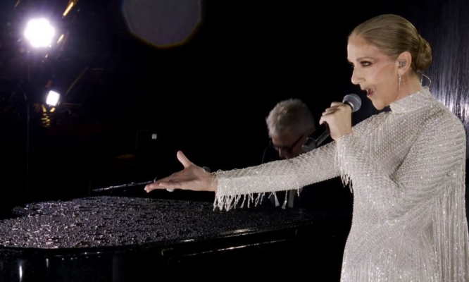 La cantante Celine Dion actúa en la Torre Eiffel durante la ceremonia de inauguración de los Juegos Olímpicos de París 2024 en París, Francia, el 26 de julio de 2024. (Screengrab by COI via Getty Images) 