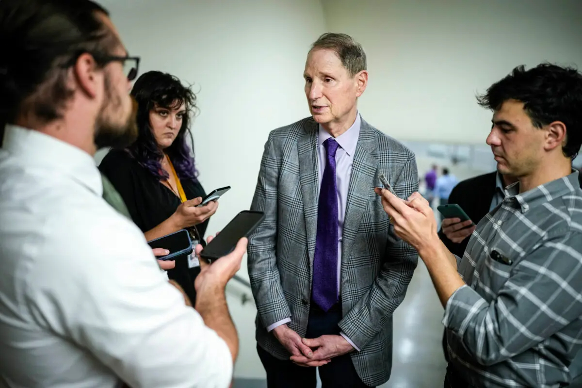 El senador Ron Wyden (D-Ore.) habla con los periodistas en el Capitolio de EE. UU. el 11 de septiembre de 2023. (Drew Angerer/Getty Images)