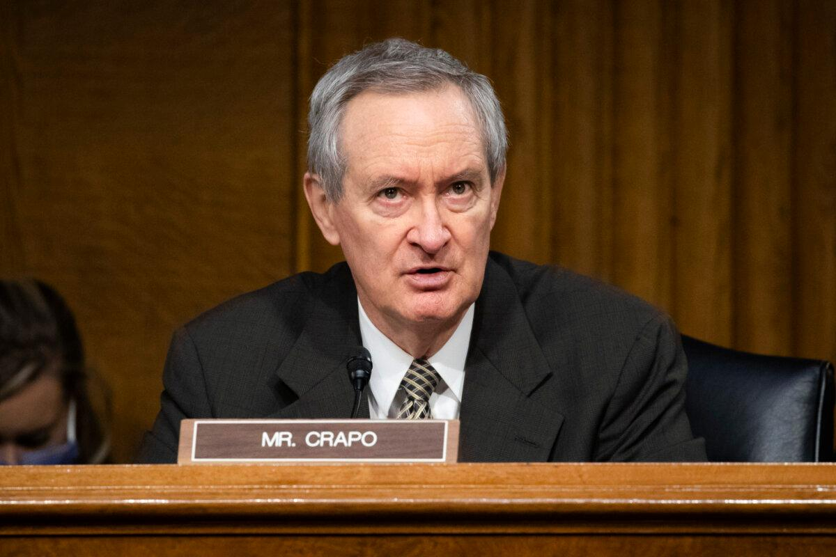 El senador Mike Crapo (R-Idaho) en el Capitolio en Washington el 24 de febrero de 2021. (Michael Reynolds-Pool/Getty Images)