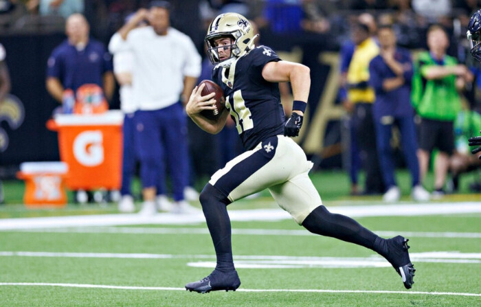 Jake Haener #14 de los New Orleans Saints corre el balón durante el partido de pretemporada contra los Houston Texans en el Caesars Superdome en Nueva Orleans, La., el 27 de agosto de 2023. (Wesley Hitt/Getty Images)
