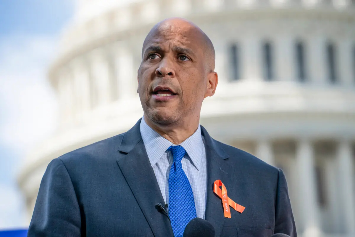 El senador demócrata Cory Booker habla durante una rueda de prensa en el Capitolio en Washington el 12 de junio de 2024. (Madalina Vasiliu/The Epoch Times)