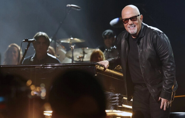 Billy Joel actúa en el escenario durante la 66ª edición de los premios GRAMMY en Los Ángeles, California, el 04 de febrero de 2024. (Monica Schipper/Getty Images para la Academia de la Grabación)

