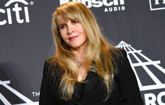 Stevie Nicks posa en la sala de prensa durante la ceremonia de inducción al Salón de la Fama del Rock & Roll 2019 en el Barclays Center de Nueva York el 29 de marzo de 2019. (Angela Weiss/AFP vía Getty Images)
