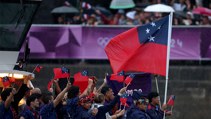 Atletas del Equipo Samoa ondean banderas en el barco del equipo de desfile de los atletas a lo largo del río Sena durante la ceremonia de apertura de los Juegos Olímpicos de París 2024 el 26 de julio de 2024 en París, Francia. (Foto de Kevin C. Cox/Getty Images)
