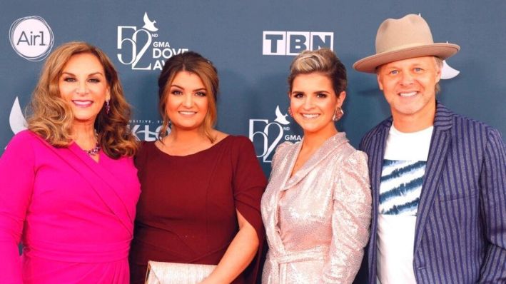 (Izquierda a derecha) Kelly Nelon Clark, Amber Nelon Thompson, Autumn Nelon Clark y Jason Clark de la banda The Nelons asisten a los Premios GMA Dove en el Lipscomb Allen Arena en Nashville, Tennessee, el 19 de octubre de 2021. (Jason Kempin/Getty Images)