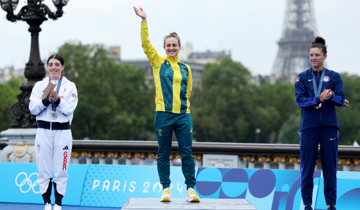 La medallista de oro Grace Brown del Equipo de Australia (C), la medallista de plata Anna Henderson del Equipo de Gran Bretaña (I) y la medallista de bronce Chloe Dygert del Equipo de Estados Unidos (D) posan en el podio durante la Contrarreloj Individual Femenina en el primer día de los Juegos Olímpicos de París 2024 en Pont Alexandre III el 27 de julio de 2024 en París, Francia. (Foto de Tim de Waele/Getty Images)