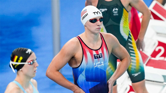 Katie Ledecky, de Estados Unidos, compite durante una eliminatoria de los 400 metros libres femeninos en los Juegos Olímpicos de Verano de 2024 en Nanterre, Francia, el 27 de julio de 2024. (Martin Meissner/Foto AP)