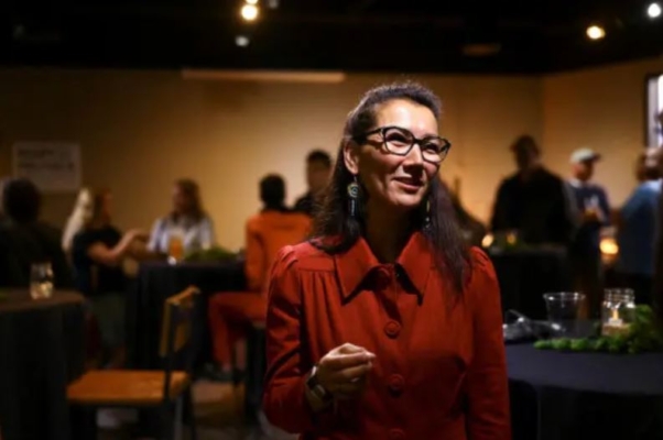 La candidata a la Cámara de Estados Unidos Mary Peltola habla con los periodistas en su fiesta de campaña en 49th State Brewing en Anchorage, Alaska, el 16 de agosto de 2022. (Kerry Tasker/Reuters)