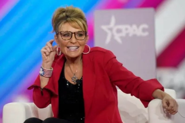 La exgobernadora de Alaska, Sarah Palin, bromea sobre el tamaño del estado de Texas en comparación con Alaska durante su intervención en la Conferencia de Acción Política Conservadora (CPAC) en Dallas, el 4 de agosto de 2022. (LM Otero/Foto AP)