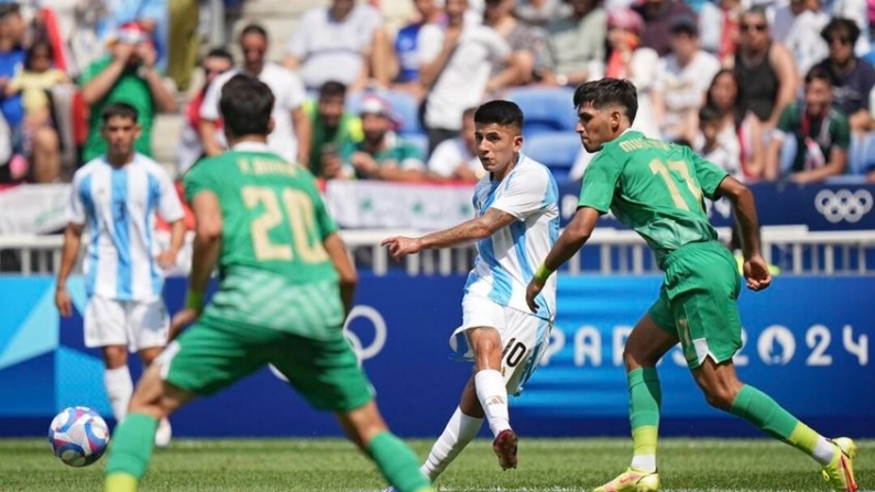 Thiago Almada, de Argentina, realiza un disparo durante un partido de fútbol olímpico contra Iraq en la competición del Grupo B en Lyon, Francia, el 27 de julio de 2024. (Laurent Cipriani/Foto AP)