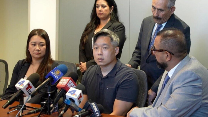 Jeffery Chao (C) habla en una rueda de prensa en el centro de Los Ángeles el 23 de julio de 2024. (NTD/Screenshot via The Epoch Times)